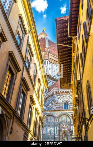 Dom von Florenz Duomo, Cattedrale di Santa Maria del Fiore, Basilika Santa Maria del Fiore, Gebäude auf engen Straße in historischen Stockfoto