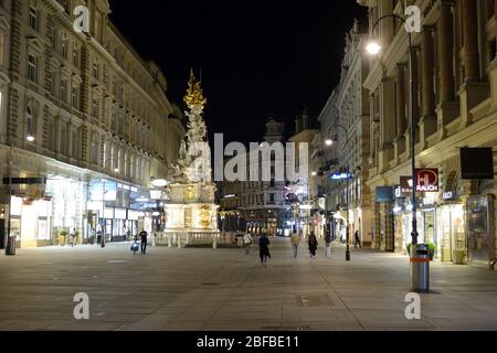 Wien, Österreich. April 2020. Die Ausreisebeschränkungen in Österreich wurden bis Ende April 2020 verlängert. Im ersten Wiener Bezirk, wo sich die Touristenmassen normalerweise drängen, sind die Straßen und Plätze menschenleer. Quelle: Franz Perc / Alamy Live News Stockfoto