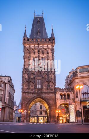 PRAG, TSCHECHISCHE REPUBLIK, APRIL 2020 - der Pulverturm am Morgen - mittelalterliches gotisches Stadttor in Prag, Tschechische Republik Stockfoto