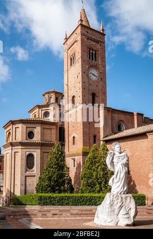 Alte Kirche auf dem Berg in der Toskana, Abbazia di Monte Oliveto Maggiore mit Statue und Straße Stockfoto