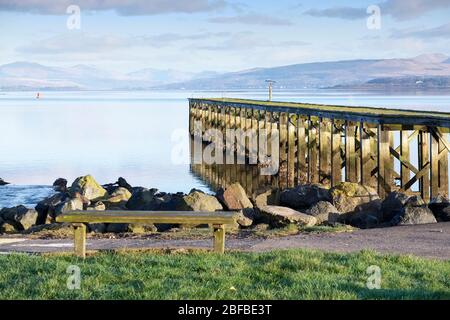 Ruhige friedliche Wasser jetty Pier am See Stockfoto