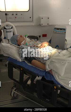 Ein Patient unter Narkose liegt vor einer Operation in einer Operation Stockfoto