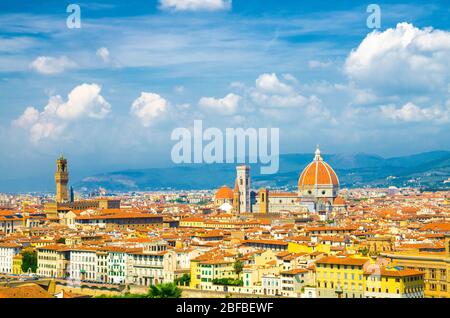 Top-Luftaufnahme von Florenz Stadt mit Duomo Cattedrale di Santa Maria del Fiore Kathedrale, Gebäude Häuser mit orange-rot gefliesten Dächern und Stockfoto