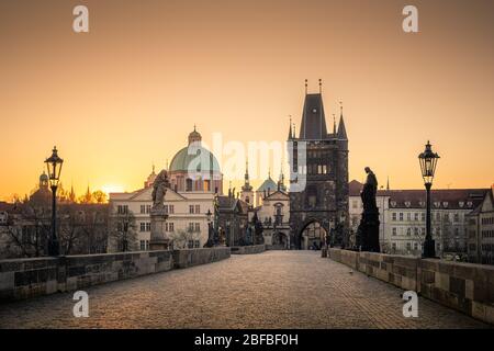 Karlsbrücke bei Sonnenaufgang, Altstädter Brückenturm, Prag UNESCO, Tschechische republik, Europa - Altstadt Stockfoto