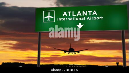 Flugzeug Silhouette Landung in Atlanta, Georgia, USA, Vereinigte Staaten. Ankunft in der Stadt mit Schild in Richtung Flughafen und Sonnenuntergang im Hintergrund. Reise und Stockfoto