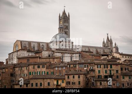 Die Landschaft von Siena, eine schöne mittelalterliche Stadt in der Toskana, mit Blick auf die Kuppel und Glockenturm der Kathedrale von Siena (Duomo di Siena) Stockfoto