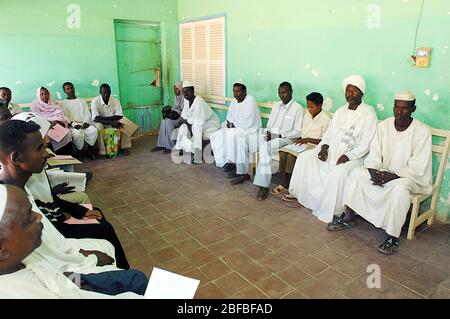 Patienten warten, um von ihrem Arzt, in einem typischen Wartezimmer für ambulant in Soba, Sudan aufgerufen werden Stockfoto