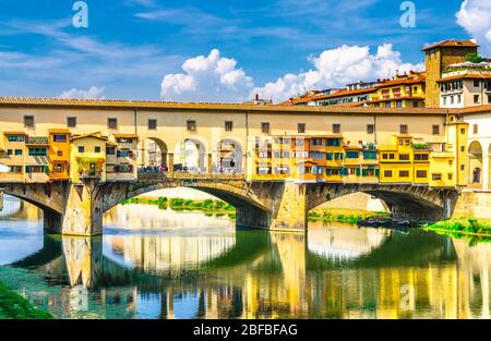Ponte Vecchio Steinbrücke mit bunten Gebäuden Häuser über dem Fluss Arno blau reflektierenden Wasser im historischen Zentrum von Florenz, Nahaufnahme, blau Stockfoto