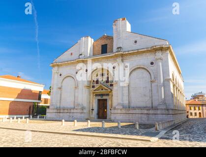 Tesoro della Cattedrale Tempio Malatestiano Kathedrale katholische Kirche in alten historischen touristischen Zentrum Rimini mit blauem Himmel Hintergrund, Emilia- Stockfoto