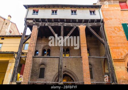 Das drei Pfeile Le Tre Frecce Gebäude im alten historischen Stadtzentrum von Bologna, Emilia-Romagna, Italien Stockfoto