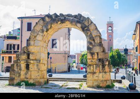 Ruinen der alten Steinbogen Porta Montanara Tor und Parrocchia di San Gaudenzo Kirche in alten historischen touristischen Zentrum Rimini mit blauen Himmel BA Stockfoto