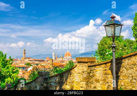 Obere Luftaufnahme von Florenz Stadt mit Duomo Cattedrale di Santa Maria del Fiore Kathedrale und Hügel Bereich, Blick von Steintreppe mit Stree Stockfoto
