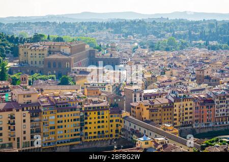 Von oben aus Panoramablick auf Florenz, Ponte Vecchio Brücke über den Fluss Arno, Palazzo Pitti Palast, Gebäude Häuser mit orange-roten Ziegeldächern, Stockfoto