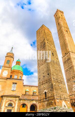 Zwei mittelalterliche Türme von Bologna Le Due Torri: Asinelli und Garisenda und Chiesa di San Bartolomeo Gaetano Kirche auf der Piazza di Porta Ravegnana Platz in Stockfoto