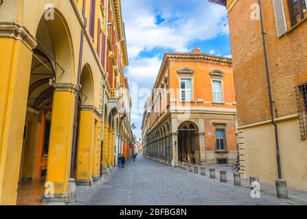 Typisch italienische Straße, Gebäude mit Säulen, Palazzo Paleotti, Palazzo Gotti Palast, seit Akademie, Universität von Bologna in der alten historischen Stadt ce Stockfoto