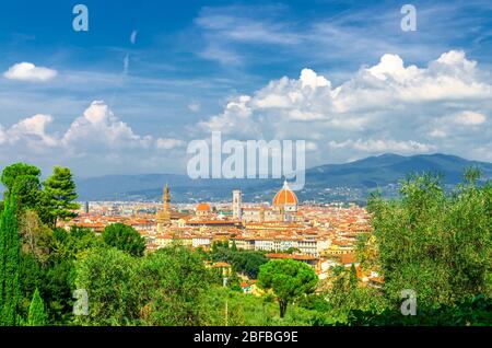 Top Luftaufnahme von Florenz Stadt mit Duomo Cattedrale di Santa Maria del Fiore Kathedrale, Gebäude Häuser mit orange rot gefliesten Dächern mit Stockfoto
