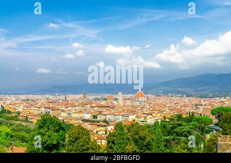 Top-Luftaufnahme von Florenz Stadt mit Duomo Cattedrale di Santa Maria del Fiore Kathedrale, Gebäude Häuser mit orange-rot gefliesten Dächern und Stockfoto