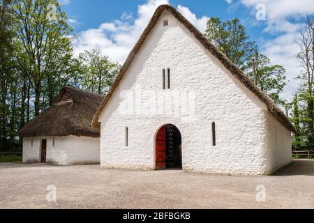 Llys Llewelyn, St Fagans National Museum of History, Cardiff, Wales, GB, Großbritannien. Llys Llywelyn ist eine Rekonstruktion eines mittelalterlichen Prinzhofes. Stockfoto