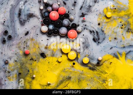 Helle bunte Acrylfarbe. Makrostruktur von mehrfarbigen Blasen Farbe und Öl. Stockfoto