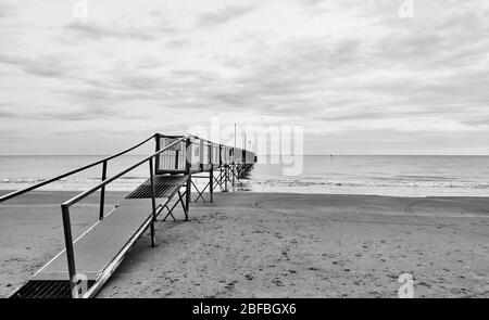 Meerblick mit Blick auf die Pier - Schwarz-weiße Landschaft - Seesicht Stockfoto