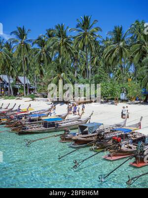 Langschwanzboote am Strand, Ko Phi-Phi Don, Phi Phi Inseln, Krabi Provinz, Thailand Stockfoto