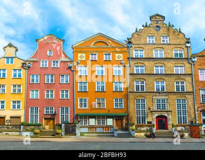 Typische bunte Häuser Gebäude mit bunten Fassade, Veranda mit Vortreppe Treppe, Piwna Straße mit Kopfsteinpflaster Straße, blauer Himmel backgr Stockfoto