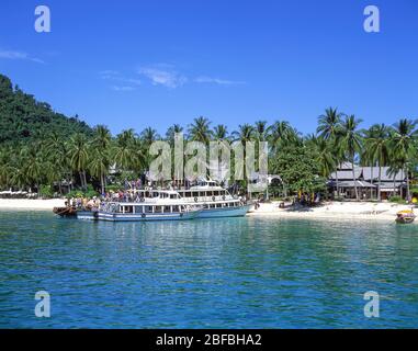 Fähre Kreuzfahrtschiffe am Strand, Ko Phi-Phi Don, Phi Phi Inseln, Krabi Provinz, Thailand Stockfoto