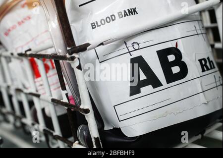 Ein Blutbeutel mit ab-Blut der Gruppe. Blutgruppe ab enthält sowohl A- als auch B-Antigene und hat keine Antikörper vorhanden Stockfoto