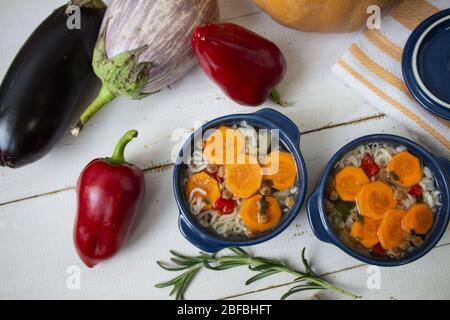 Hausgewachsenes Gemüse. Frisches Bio-Gemüse. Gemüse aus dem Garten. Gesundes Gemüse. Soße Pfannen mit Gemüse zum Kochen Suppe auf einem weißen Stockfoto