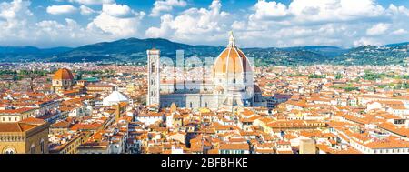 Top-Luftaufnahme von Florenz Stadt mit Duomo Cattedrale di Santa Maria del Fiore Kathedrale, Gebäude Häuser mit orange-rot gefliesten Dächern und Stockfoto