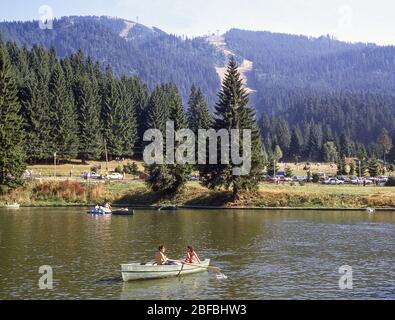 Ruderboot auf See, Poiana Brasov, Brasov, Brasov County, Rumänien Stockfoto