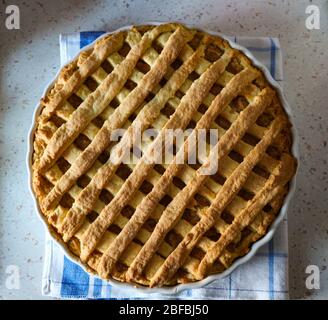 Frisch gebackene, hausgemachte Apfelkuchen, auf der Küchentheke liegend Stockfoto