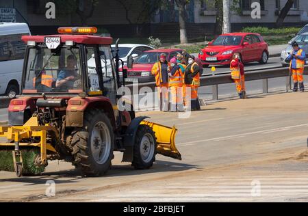 Kiew, Ukraine - April 17 2020: Versorgungsunternehmen führen Reparaturarbeiten auf der Fahrbahn während der Quarantäne durch Stockfoto