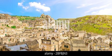 Felskirche Santa Maria De Idris mit großem Kreuz im historischen Zentrum der alten antiken Stadt Sassi di Matera vor den Höhlen von Murgia Timone und Dramat Stockfoto