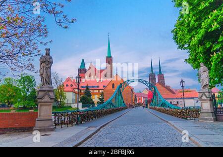 Kopfsteinpflasterstraße und Tumski-Brücke über die oder, Stiftskirche des Heiligen Kreuzes und Kathedrale des Heiligen Johannes des Täufers in der alten historischen Stadt Stockfoto