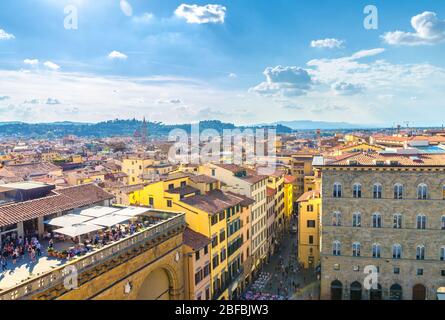 Top Luftaufnahme von Florenz historischen Zentrum mit Gebäuden Häuser mit orange rot gefliesten Dächern, blau Himmel weiß Wolken Hintergrund, Tusc Stockfoto
