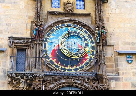 Closeup Prager Astronomische Uhr Orloj mit kleinen Figuren befindet sich im mittelalterlichen Altstädter Rathaus Gebäude in der Altstadt von Prag historischen Zentrum, CZE Stockfoto