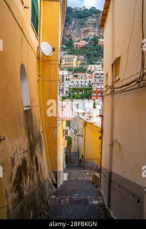 Typische schmale Straße und bunte Häuser in der Stadt Positano, Amalfi Küste Stockfoto