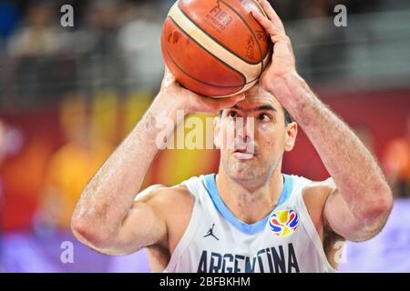 Luis Scola (Argentinien) schießt einen Freiwurf gegen Frankreich. Basketball-Weltmeisterschaft China 2019. Halbfinale Stockfoto