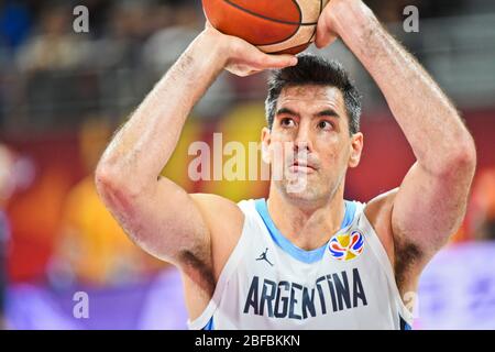 Luis Scola (Argentinien) schießt einen Freiwurf gegen Frankreich. Basketball-Weltmeisterschaft China 2019. Halbfinale Stockfoto