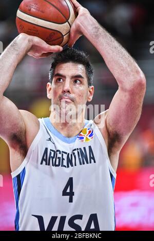 Luis Scola (Argentinien) schießt einen Freiwurf gegen Frankreich. Basketball-Weltmeisterschaft China 2019. Halbfinale Stockfoto