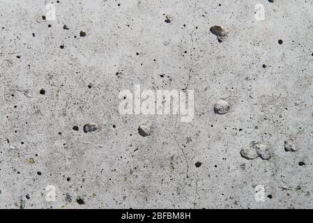 Grauer Beton mit Löchern hohe Auflösung Nahaufnahme Textur Stockfoto