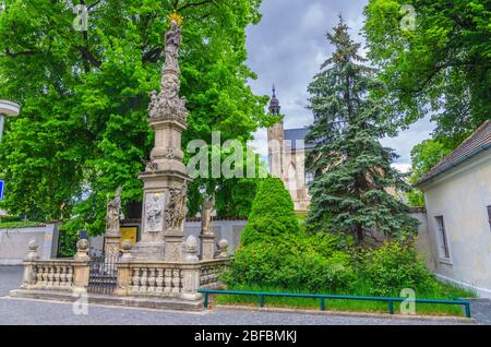 Die Pestsäule Morovy Sloup in der Nähe der Sedlec Beinhaus kleine römisch-katholische Kapelle und Friedhof Kirche Allerheiligen in Kutna Hora Stadt, Central Bohem Stockfoto
