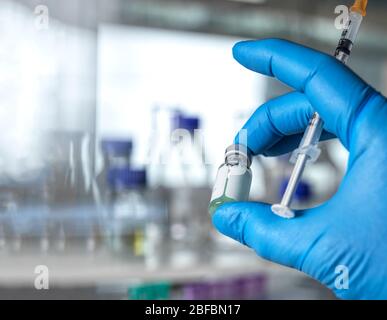 Arzt, der ein Medikament oder einen Impfstoff in der Klinik vorbereitet. Stockfoto