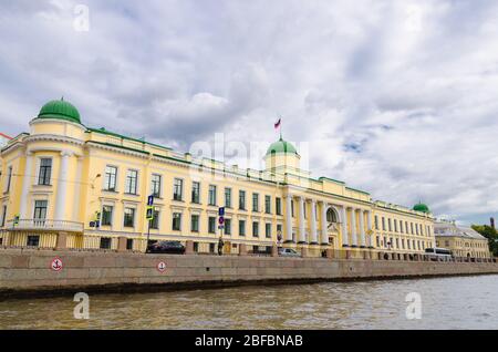 Leningrad Landgericht Gebäude auf Promenade des Flusses Fontanka, blau dramatischen Himmel Hintergrund, Sankt Petersburg Leningrad Stadt, Russland Stockfoto