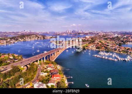 Gladesville Brücke über den Parramatta Fluss in der Luft Blick in Richtung Sydney City CBD und Hafen. Stockfoto