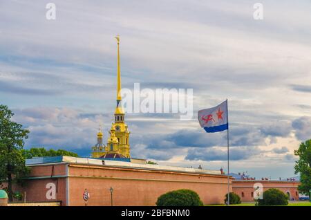 Peter und Paul Festung Zitadelle, St. Peter und Paul Kathedrale mit goldenem Turm, Festungsmauern und Flagge Sowjetunion Naval Fähnrich auf Zayachy Hare Stockfoto