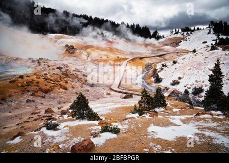 Dampf steigt aus den vielen geothermischen Eigenschaften, die von der Promenade durch die Bumpass Hell im Lassen Volcanic National Park in Kalifornien gesehen werden. Stockfoto