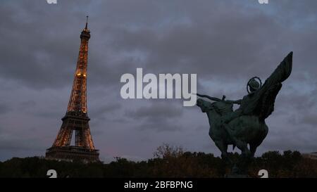 La France Renaissance und Eiffelturm Stockfoto