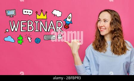 Webinar Konzept - Mädchen auf einem rosa Hintergrund mit Text und Symbolen. Nahaufnahme. Stockfoto